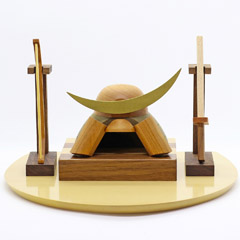 五月人形: 木製 無垢材の兜 muku （むく） 伊達政宗 弓・太刀 ハードメイプル突板 半円形敷板セット
