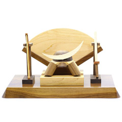 五月人形: 木製 無垢材の兜 muku （むく） 伊達政宗 弓・太刀 高級木材使用 扇型屏風 飾り台セット