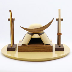 五月人形: 木製 無垢材の兜 muku （むく） 伊達政宗 弓・太刀 ハードメイプル突板 半円形敷板セット