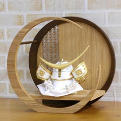 五月人形: 白金兜 伊達政宗 透かし麻の葉模様 木製 円形 三日月形飾り台 (小)