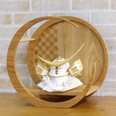 五月人形: 白金兜 伊達政宗 市松模様 木製 円形 三日月形飾り台（小）