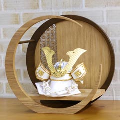 五月人形: 白金兜 大鍬形 透かし麻の葉模様 木製 円形 三日月形飾り台 (小)