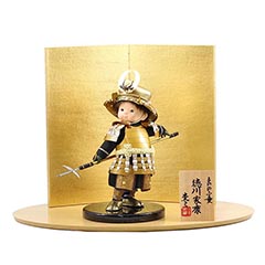 五月人形: 壹三作 もののふ童シリーズ 剣舞 徳川家康 壱三（いちぞう） 金屏風 ハードメイプル突板 円形台飾り