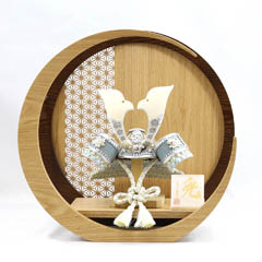 五月人形: 久月 白銀 水色糸縅 兜 透かし麻の葉模様 木製 円形 三日月形飾り台 (大)