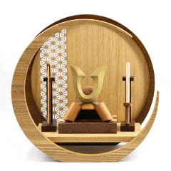五月人形: 木製 無垢材の兜 muku （むく） 立体大鍬形 弓・太刀 透かし麻の葉模様 木製 円形 三日月形飾