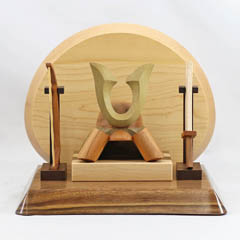 五月人形: 木製 無垢材の兜 muku （むく） 立体大鍬形 弓・太刀 高級木材使用台屏風セット