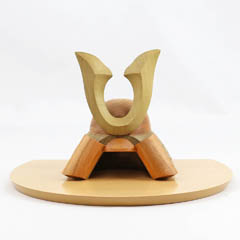 五月人形: 木製 無垢材の兜 muku （むく） 立体大鍬形 ハードメイプル突板 半円形敷板セット