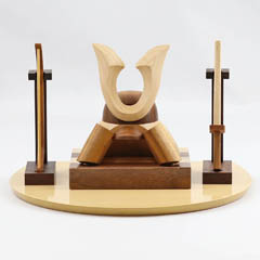 五月人形: 木製 無垢材の兜 muku （むく） 立体大鍬形 弓・太刀 ハードメイプル突板 半円形敷板セット