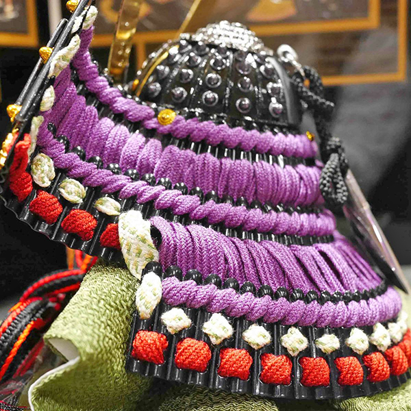 吉徳　五月人形　玉鳳作 正絹紫絲縅　兜収納飾り　詳細画像