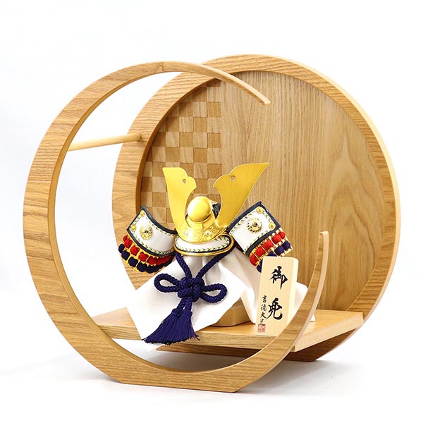 吉徳　 五月人形　兜飾り 豆 大鍬形 市松模様 木製 円形 三日月形飾り台（小）　詳細画像