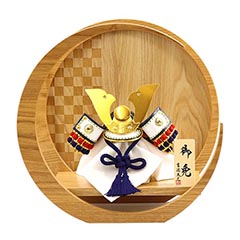 五月人形: 兜飾り 豆 大鍬形 市松模様 木製 円形 三日月形飾り台（小）