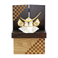 五月人形: 白金兜 伊達政宗 オーク材使用 木製収納箱 市松紋様二曲屏風 収納飾り