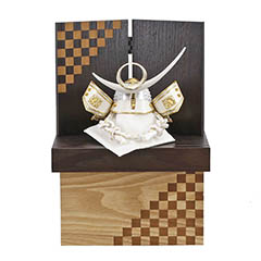 五月人形: 白金兜 上杉謙信 オーク材使用 木製収納箱 市松紋様二曲屏風 収納飾り