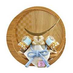 五月人形: 平安豊久 水色正絹威 若竹 伊達政宗 兜 市松模様 木製 円形 三日月形飾り台（小）