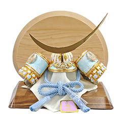 五月人形: 平安豊久 水色正絹威 若竹 伊達政宗 兜 高級木材使用 飾り台・衝立