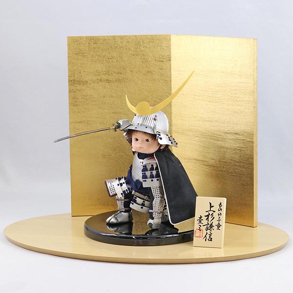 壹三　 五月人形　壹三作 もののふ童シリーズ 英雄見参 上杉謙信 壱三（いちぞう） 金屏風 ハードメイプル突板 円形台飾り　詳細画像