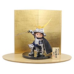 五月人形: 壹三作 もののふ童シリーズ 英雄見参 上杉謙信 壱三（いちぞう） 金屏風 ハードメイプル突板 円形台