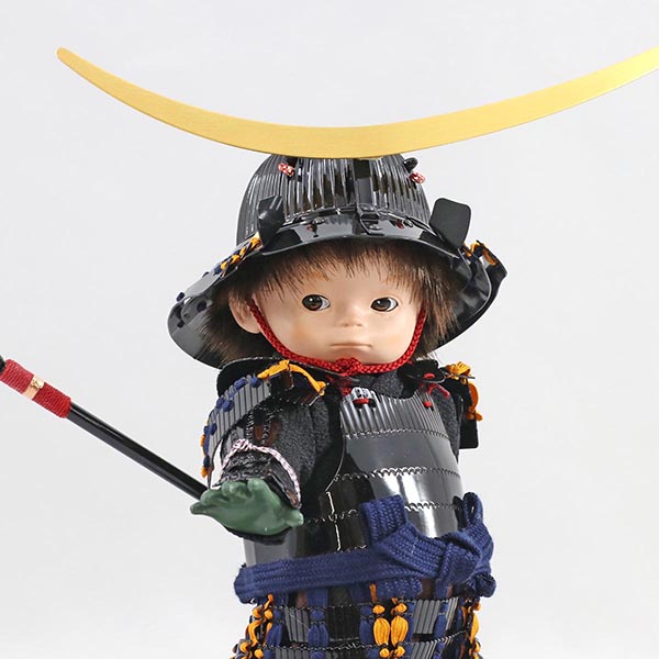 壹三　 五月人形　壹三作 もののふ童シリーズ 剣舞 伊達政宗 壱三（いちぞう） 金屏風 ハードメイプル突板 円形台飾り　詳細画像