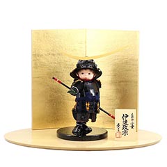 五月人形: 壹三作 もののふ童シリーズ 剣舞 伊達政宗 壱三（いちぞう） 金屏風 ハードメイプル突板 円形台飾り