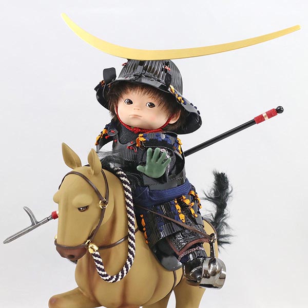 壹三　 五月人形　壹三作 もののふ童シリーズ 若駒河原毛馬(薄茶) 政宗参上 壱三（いちぞう） 金屏風 ハードメイプル突板 円形台飾り　詳細画像