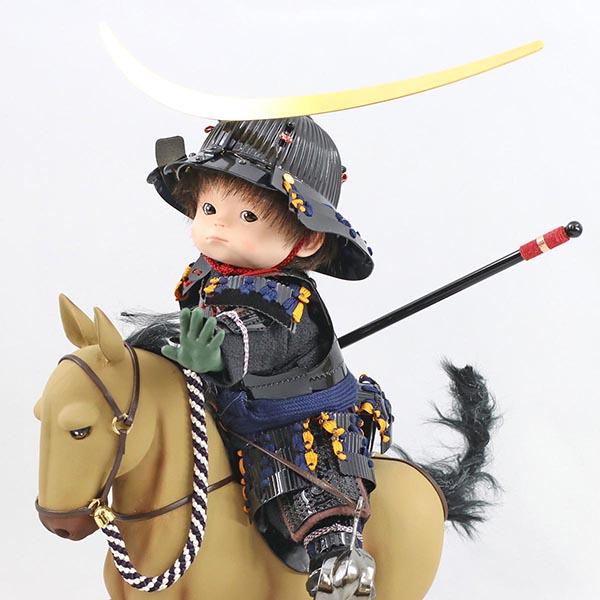 壹三　 五月人形　壹三作 もののふ童シリーズ 若駒河原毛馬(薄茶) 政宗参上 壱三（いちぞう） 金屏風 ハードメイプル突板 円形台飾り　詳細画像