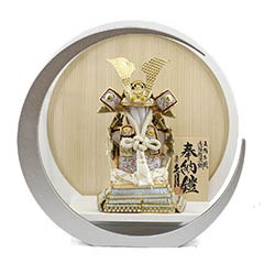 五月人形: 久月 浅葱裾濃縅 奉納鎧 白銀 木製 円形 三日月形飾り台 (大)