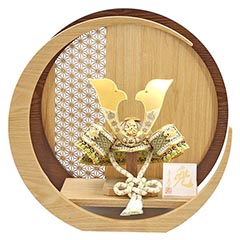 五月人形: 久月 白金 萌黄糸縅 兜 透かし麻の葉模様 木製 円形 三日月形飾り台 (大)