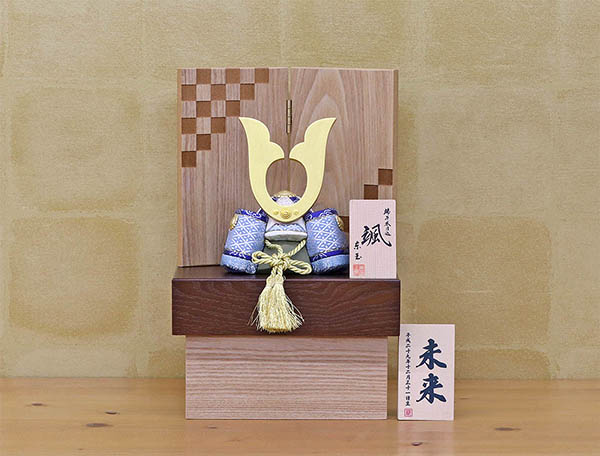 東玉工房　 五月人形　颯 「青」 中鍬形 タモ材使用 木製収納箱 市松紋様二曲屏風 兜飾り　詳細画像