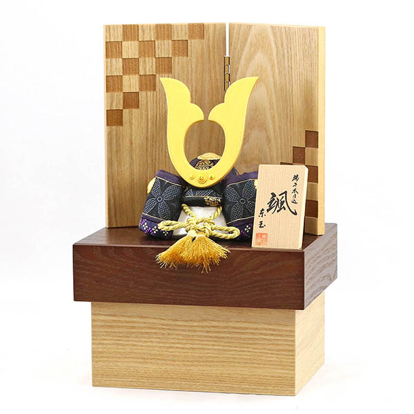 東玉工房　 五月人形　颯 「黒」 中鍬形 タモ材使用 木製収納箱 市松紋様二曲屏風 兜飾り　詳細画像