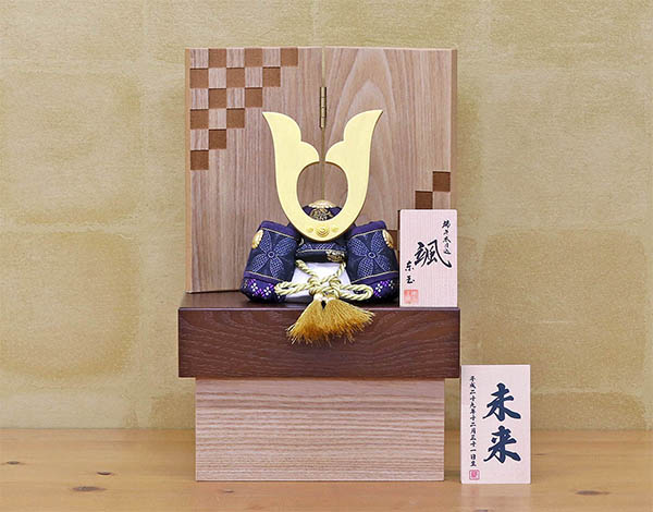 東玉工房　 五月人形　颯 「黒」 中鍬形 タモ材使用 木製収納箱 市松紋様二曲屏風 兜飾り　詳細画像