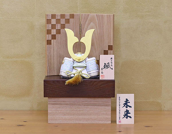 東玉工房　 五月人形　颯 「白」 中鍬形 タモ材使用 木製収納箱 市松紋様二曲屏風 兜飾り　詳細画像