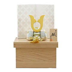五月人形: 颯 「白」 中鍬形 ハードメイプル製収納箱 兜収納飾り