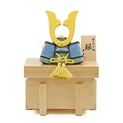 五月人形: 颯 「デニム」 中鍬形 ハードメイプル製・兜櫃 兜収納飾り