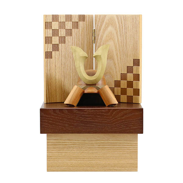 木製 無垢材の兜 muku （むく） 立体大鍬形 タモ材 市松紋様二曲屏風 収納飾り