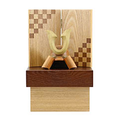 五月人形: 木製 無垢材の兜 muku （むく） 立体大鍬形 タモ材 市松紋様二曲屏風 収納飾り
