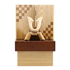 五月人形: 木製 無垢材の兜 muku （むく） 立体大鍬形 タモ材 市松紋様二曲屏風 収納飾り