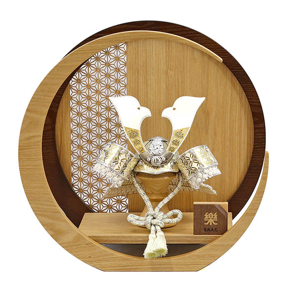 七宝彫金兜 白銀 白糸縅 透かし麻の葉模様 木製 円形 三日月形飾り台 (大)