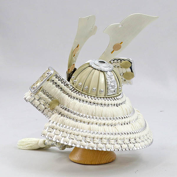 吉徳　 五月人形　七宝彫金兜 白銀 白糸縅 木製 円形 三日月形飾り台 (大)　詳細画像
