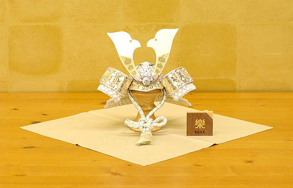 吉徳　 五月人形　七宝彫金兜 白銀 白糸縅 敷き布 兜飾り　詳細画像