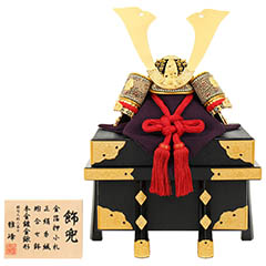 五月人形: 雅峰作 正絹 赤糸縅 一枚物 金箔押小札 櫃付き 兜飾り