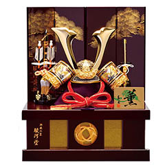 五月人形: 劉 伝統工芸駿河塗り りゅう 兜 収納箱飾り