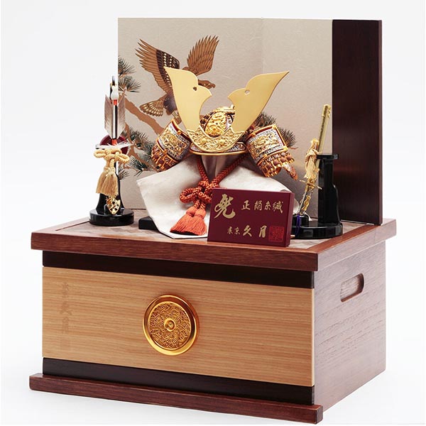 久月　 五月人形　久月 兜 収納飾り 正絹 薄茶裾濃縅 松に鷹二曲屏風収納箱　詳細画像