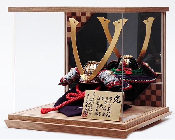 久月　 五月人形　加藤峻厳作 兜 紫肩萌黄縅 貼り合わせ小札 木目 鏡面バック アクリルケース　詳細画像