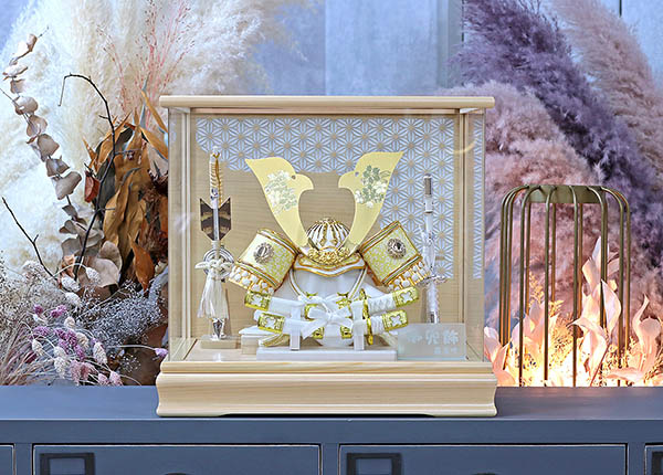 藤翁　 五月人形　やまと 桜柄入り 大鍬型 兜飾り 白木 木目 アクリルケース　詳細画像