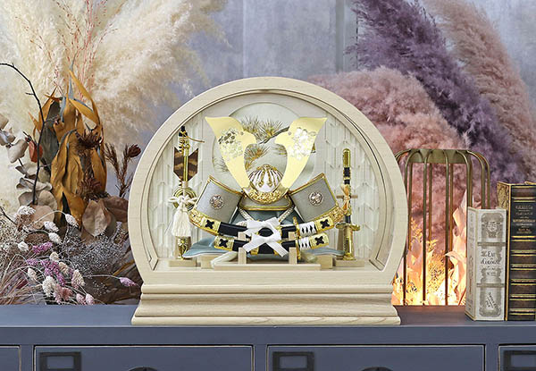 藤翁　 五月人形　北斗 桜柄入り 大鍬型 兜飾り 白木 木目 丸型 カブセ式 アクリルケース　詳細画像