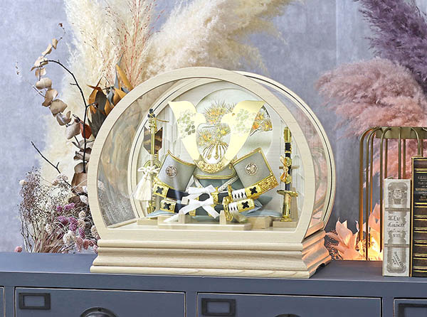 藤翁　 五月人形　北斗 桜柄入り 大鍬型 兜飾り 白木 木目 丸型 カブセ式 アクリルケース　詳細画像