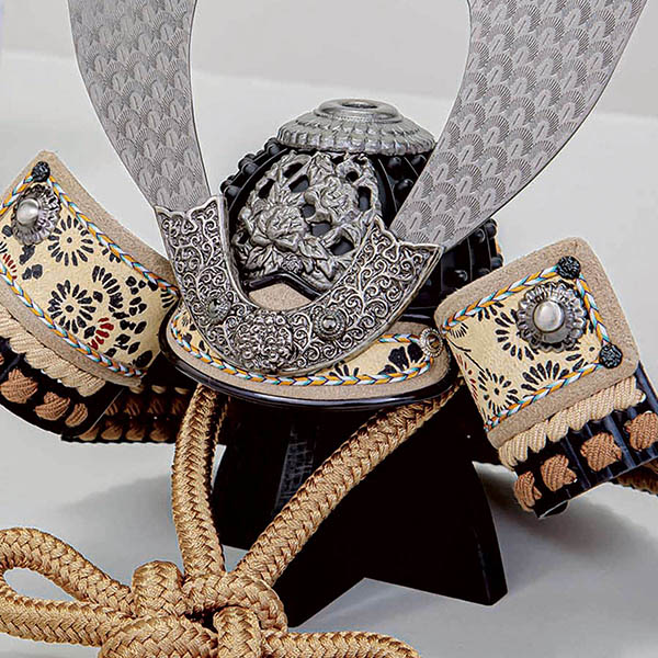 五月人形 平安豊久 雄山作 大和 薄茶糸縅 燻し銀金物 兜飾り 詳細画像 平安豊久 五月人形 雄山作 大和 薄茶糸縅 燻し銀金物 兜飾り 詳細画像