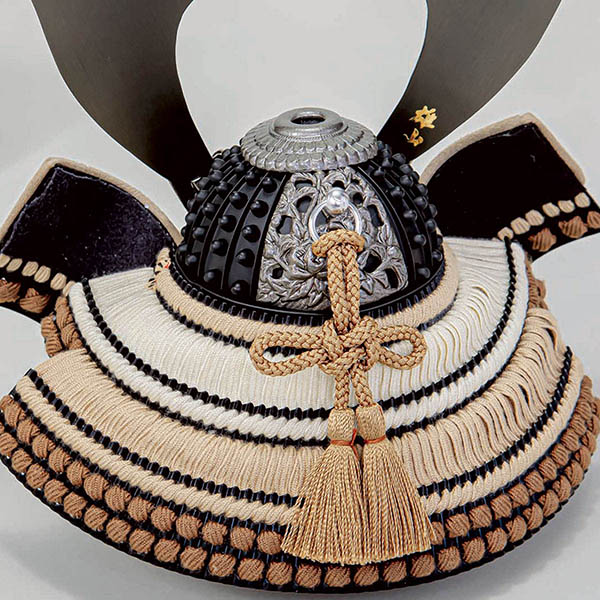 五月人形 平安豊久 雄山作 大和 薄茶糸縅 燻し銀金物 兜飾り 詳細画像 平安豊久 五月人形 雄山作 大和 薄茶糸縅 燻し銀金物 兜飾り 詳細画像