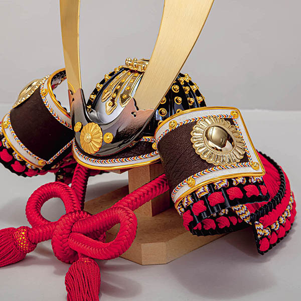 五月人形 平安豊久 平安豊久作 陸 正絹糸縅 木目模様櫃 飾り台 屏風 兜飾り 詳細画像 平安豊久 五月人形 平安豊久作 陸 正絹糸縅 木目模様櫃 飾り台 屏風 兜飾り 詳細画像