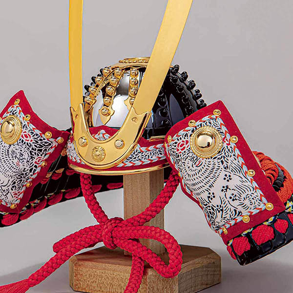 五月人形 平安豊久 加藤鞆美作 四分の一 肩白紅裾濃 加賀高岡塗り飾り台 屏風 兜飾り 詳細画像 平安豊久 五月人形 加藤鞆美作 四分の一 肩白紅裾濃 加賀高岡塗り飾り台 屏風 兜飾り 詳細画像